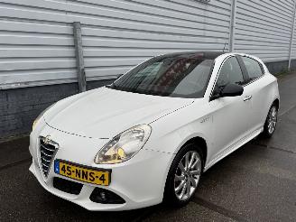 Damaged car Alfa Romeo Giulietta 1.4 T Distinctive 2010/10