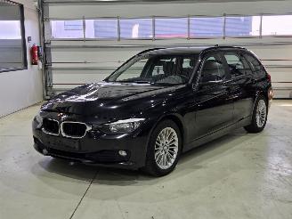 krockskadad bil auto BMW 3-serie 318D 2015/6