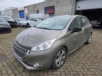 Damaged car Peugeot 208 1.2 Allure Pano Climatronic MultiMedia Led Pdc CruiseControl 60KW / 82PK 2013/3
