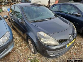 Coche siniestrado Renault Clio Clio III (BR/CR), Hatchback, 2005 / 2014 1.4 16V 2006/1