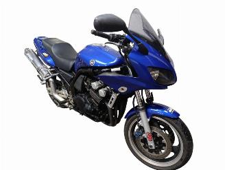 Vaurioauto  motor cycles Yamaha FZ 6 Fazer  2003/8