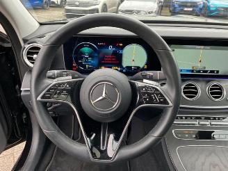Mercedes E-klasse 300d T AMG Lin *PANO - AHK - KAM - LD* picture 17