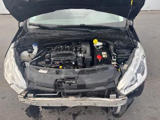 Peugeot 208  picture 8