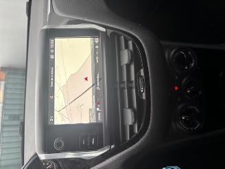 Peugeot 208  picture 8