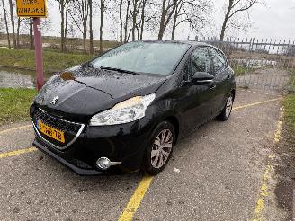 Vaurioauto  passenger cars Peugeot 208 1.2 e-VTi Envy Automaat 2014/3