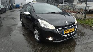 Vaurioauto  passenger cars Peugeot 208 1.2 vti allure luxe auto gebruikers schade 2014/1