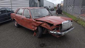 damaged passenger cars Mercedes 200-280 diesel 200 d loopt super!! 1983/1