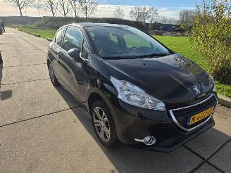 Peugeot 208  picture 2