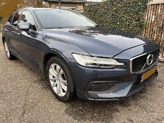 Vaurioauto  passenger cars Volvo V-60 2.0 B4 Momentum Business AUTOMAAT MET ELEKTRICITEIT-MOTOR 2022/3