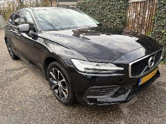 Unfallwagen Volvo V-60 2.0 B3 Momentum Advantage AUTOMAAT 174PK 2020/10