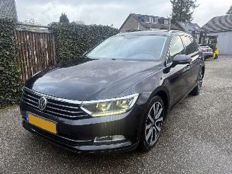 krockskadad bil auto Volkswagen Passat 1.4 TSI SPORT PANORAMA AUTOMAAT 150PK 2017/5