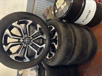 Schadeauto Toyota Yaris Cross 17 INCH ORGINELE SPORTWIELEN 2024/8