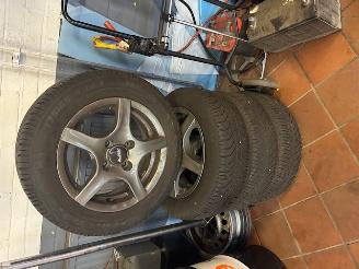 skadebil auto Fiat 500 SNEEUW / WINTERBANDEN OP SPORTVELGEN 2024/1