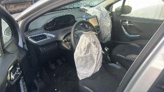 Peugeot 208 1.6 picture 11