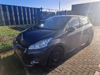 damaged passenger cars Peugeot 208 1.2 VTi Blue L. Exec 2013/1