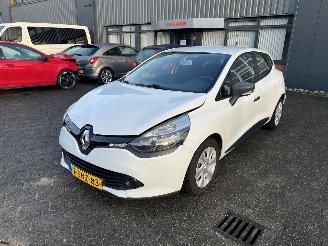krockskadad bil auto Renault Clio 0.9 TCe Authentique 2013/11