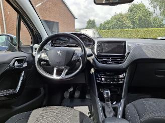 Peugeot 208 1.6 hdi  101pk  clima navi picture 9