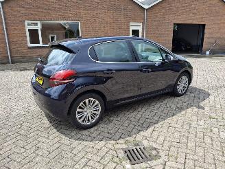 Peugeot 208 1.6 hdi  101pk  clima navi picture 7