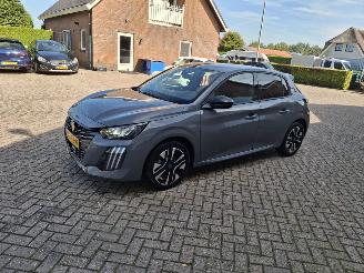 Schadeauto Peugeot 208 hybrid  100 dcs6 allure  80kw  navi 2024/11