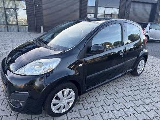 škoda osobní automobily Peugeot 107 1.0 ACTIVE AIRCO RIJDBARE SCHADE! BOUWJAAR 2013  1999 EURO 2013/1