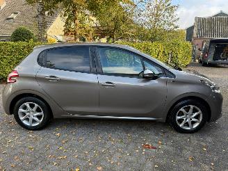 Peugeot 208 1.2 Style 5DRS NAVI AIRCO picture 3
