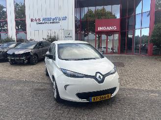 Damaged car Renault Zoé R240 INTENS 22KWH MET NIEUWE APK 2016/8