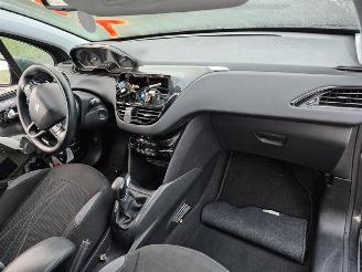 Peugeot 208 1.2 12V picture 6