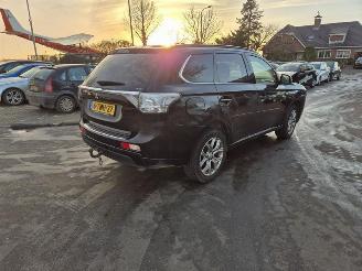 skadebil auto Mitsubishi Outlander 2.0 16v PHEV 4x4 2014/3