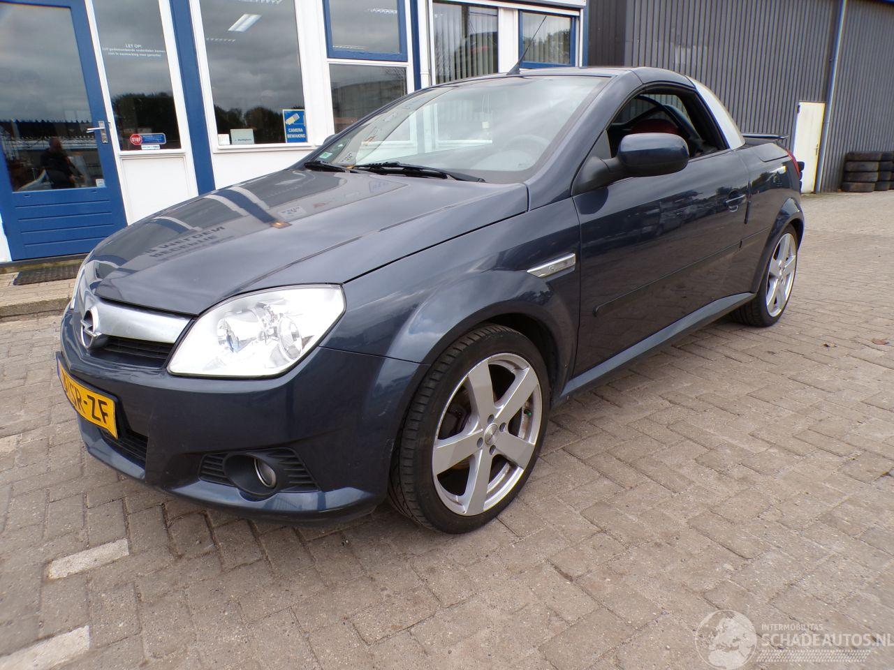 Opel Tigra Twin Top 1.8-16V Linea Rosso