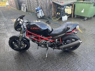 Ducati Monster 900  picture 3