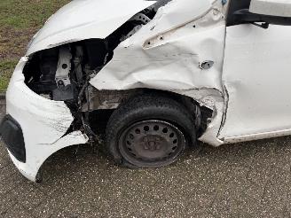 Peugeot 108  picture 13