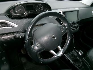 Peugeot 2008 1.2 Allure picture 25