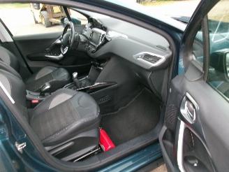 Peugeot 2008 1.2 Allure picture 19
