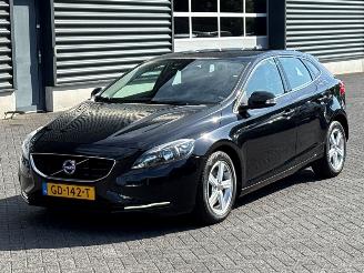 Damaged car Volvo V-40 1.6 D2 Hatchback 4Dr Diesel 1.560cc 84kW (114pk) FWD 2014/6
