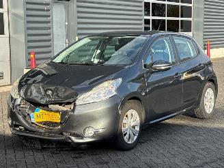 Unfallwagen Peugeot 208 1.2 Vti 12V PureTech 82 Hatchback  Benzine 1.199cc 60kW (82pk) FWD 2014/2