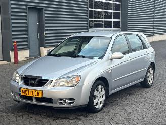 Unfallwagen Kia Cerato 1.6 16V Hatchback  Benzine 1.599cc 77kW (105pk) FWD 2005/4