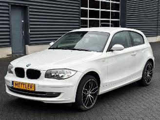 uszkodzony samochody osobowe BMW 1-serie 118i 16V Hatchback 2Dr Benzine 1.995cc 105kW (143pk) RWD 2009/6