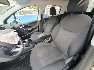 Peugeot 208 1.2 PureTech Signature picture 13