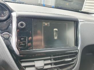 Peugeot 2008 1.2 PureTech Urban Cross picture 21