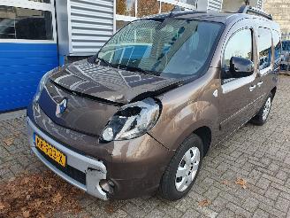 Schadeauto Renault Kangoo Family 1.6-16V Privilège Automaat 2013/4