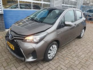 damaged passenger cars Toyota Yaris 1.5 Hybrid Trend 2016/2
