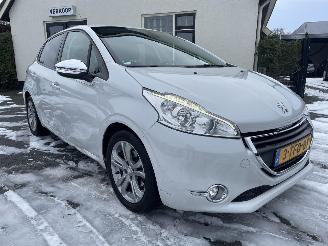 Vaurioauto  passenger cars Peugeot 208 1.2 e-VTi Oxygo AUTOMAAT N.A.P PRACHTIG!!! 2014/1