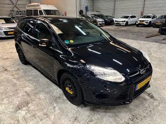 Vaurioauto  passenger cars Ford Focus 1.6 TDCI Titanium clima 2013/4