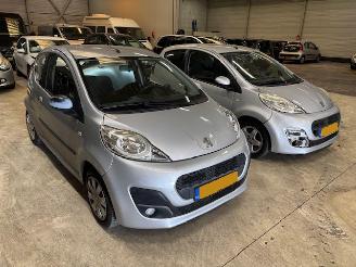 damaged passenger cars Peugeot 107 2 x 107  airco  km 73.956 en km 77.119 2012/6
