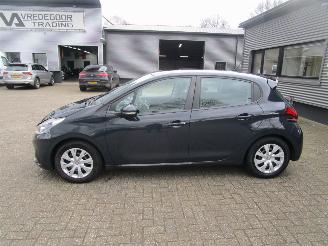 Peugeot 208 1.2 PURE TECH BLUE LION 5DRS picture 2