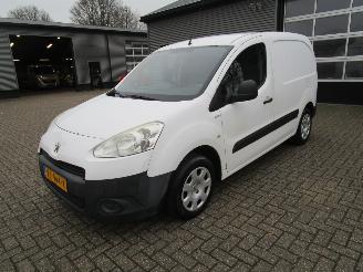 krockskadad bil bedrijf Peugeot Partner 120 1.6 HDI L1 XR Profit+ 2014/7