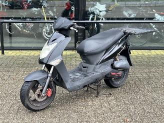 krockskadad bil bromfiets Kymco  Agility 50 4T 2011/8