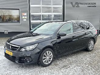 krockskadad bil auto Peugeot 308 SW 1.2 PureTech Blue Lease Premium 2020/1