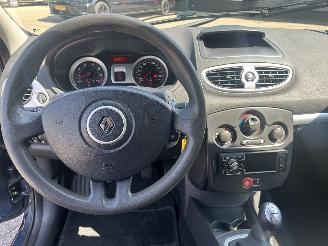 Renault Clio 1.6-16V Privilège picture 14