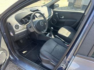 Renault Clio 1.6-16V Privilège picture 9